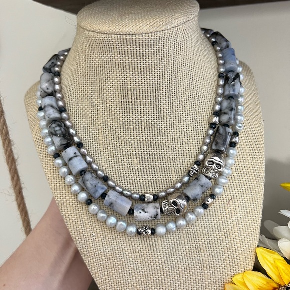 Handmade freshwater pearl, agate, and skull triple strand necklace 💀💀💀 - Picture 4 of 6
